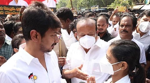 சிதம்பரம் அண்ணாமலை நகரில் ராஜா முத்தையா மருத்துவக் கல்லூரி மாணவி ஒருவர், கல்விக் கட்டணத்தை குறைக்கக் கோரி திமுக இளைஞரணிச் செயலாளர் உதயநிதி ஸ்டாலினிடம் மனு அளித்தார்.