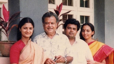 உடன்பிறந்த அக்கா விஜயசாமுண்டீஸ்வரி, அப்பா ஜெமினி கணேசன், மனைவி பிரசன்னா ஆகியோருடன் சதீஷ்.
