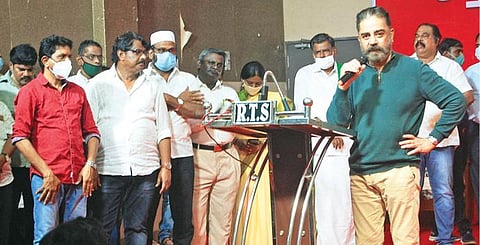 கடலூரில் நடந்த மக்கள் நீதி மய்யம் செயல்வீரர்கள் கூட்டத்தில் உரையாற்றும் அக்கட்சியின் தலைவர் கமல்ஹாசன்.