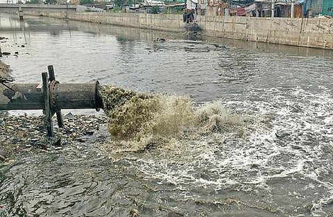 கொடுங்கையூர் எழில் நகர் பகுதியில் பக்கிங்ஹாம் கால்வாயில் சென்னை குடிநீர் வாரியத்தால் விடப்படும் சுத்திகரிக்கப்படாத கழிவுநீர்.