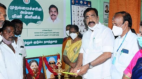 அரியலூர் மாவட்டம் வெள்ளூர் கிராமத்தில் அம்மா மினி கிளினிக்கை குத்துவிளக்கு ஏற்றி வைத்து தொடங்கி வைக்கிறார், அரசு தலைமைக்கொறடா தாமரை எஸ்.ராஜேந்திரன். உடன் ஆட்சியர் த.ரத்னா.