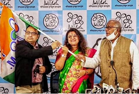 திரிணமூல் காங்கிரஸில் சேர்ந்த சுஜாதா. உடன் திரிணமூல் எம்.பி. சுகதா ராய், மூத்த தலைவர் குணால் கோஷ் உள்ளனர்.