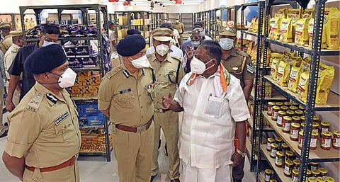புதுச்சேரி கோரிமேடு ஐஆர்பிஎன் காவலர் பயிற்சி மையத்தில் காவலர்களுக்கான சலுகை விலையிலான பல்பொருள் அங்காடியை முதல்வர் நாராயணசாமி திறந்து வைத்து பார்வையிட்டார். அருகில் டிஜிபி பாலாஜி வத்சவா, ஏடிஜிபி அனந்தமோகன் ஆகியோர் உள்ளனர். படம்: எம்.சாம்ராஜ்