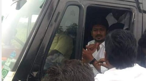 உதயநிதி வாகனத்தை வழிமறித்த தமாகா ஆதரவாளர்கள்.