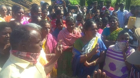 தேனி மாவட்டம் மேகமலை குடியிருப்பில் யானை தாக்கி தொழிலாளி உயிரிழந்தார். யானையை விரட்டக்கோரி வேலைநிறுத்தப்போராட்டத்தில் தொழிலாளர்கள் ஈடுபட்டனர்.