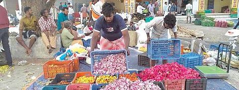தோவாளை மலர்ச் சந்தையில் நேற்று பூக்களை தரம் பிரிக்கும் வியாபாரிகள்.