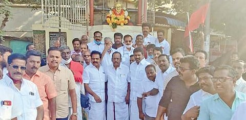 பெரியார் நினைவு தினத்தையொட்டி காஞ்சிபுரத்தில் அவரது சிலைக்கு திமுகவினர் மாலை அணிவித்து மரியாதை செலுத்தினர்.