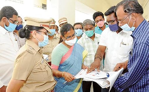 காஞ்சிபுரம் அண்ணா பல்கலைக்கழகத்தின் பொறியியல் கல்லூரி வாக்கு எண்ணும் மையத்தில் ஆட்சியர் மகேஸ்வரி திடீர் அய்வு மேற்கொண்டார்.