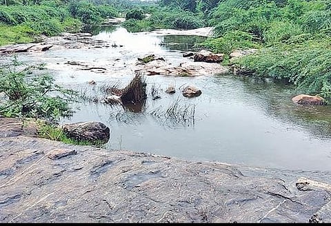 ராவணாபுரம் ஊராட்சி மக்களின் 20 ஆண்டுகால எதிர்பார்ப்பை நிறைவேற்றும் வகையில் மழைநீரை சேமிக்க வரப்பள்ளத்தில் தடுப்பணை அமைக்கப்படுமா?