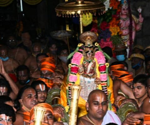 108 வைணவ திருத்தலங்களில் முதன்மையானதும் பூலோக வைகுண்டம் என பக்தர்களால் அழைக்கப்படும் ஸ்ரீரங்கம் ரங்கநாதர் கோயிலில் வைகுண்ட ஏகாதசி விழாவின் முக்கிய நிகழ்வான சொர்க்கவாசல் திறப்பு நிகழ்வில் பரமபதவாசல் வழியாக வெளியே வரும் நம்பெருமாள். படம்: ஜி. ஞானவேல் முருகன்.