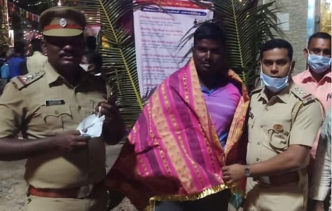 கடலில் உயிருக்குப் போராடிய மாணவரை காப்பாற்றிய இளைஞர் அய்யனாரை பாராட்டிய போலீஸார்.