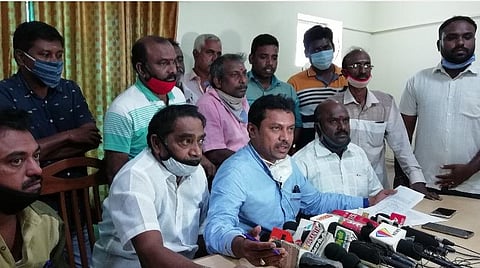 திருநள்ளாறில் இன்று செய்தியாளர்களிடம் பேசிய பயணிகள் தங்கும் விடுதி உரிமையாளர்கள் சங்கம் மற்றும் வியாபாரிகள் சங்க நிர்வாகிகள்.