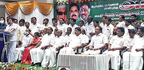 விருத்தாசலத்தில் நடைபெற்ற அதிமுக நிர்வாகிகள் கூட்டத்தில் பேசும் அமைச்சர் சி.வி.சண்முகம்.