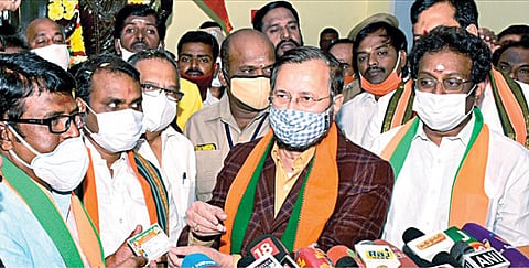 மக்கள் நீதி மய்யம் பொதுச் செயலாளர் அருணாச்சலம், பாமக ஊடகப் பிரிவு ஒருங்கிணைப்பாளர் சோழன் குமார் வாண்டையார் ஆகியோர் சென்னை கமலாலயத்தில் மத்திய அமைச்சர் பிரகாஷ் ஜவடேகர் முன்னிலையில் பாஜகவில் நேற்று இணைந்தனர். அதைத் தொடர்ந்து செய்தியாளர்களைச் சந்தித்த மத்திய அமைச்சர். உடன் தமிழக பாஜக நிர்வாகிகள்.படம்: ம.பிரபு