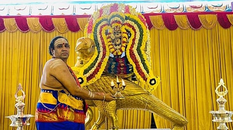 தங்கக் காக வாகனத்தில் எழுந்தருளிய சனீஸ்வர பகவானுக்கு மகா தீபாராதனை காட்டப்படுகிறது.