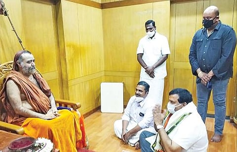 காஞ்சி சங்கர மடத்தில் ஸ்ரீ விஜயேந்திர சரஸ்வதி சுவாமிகளை சந்தித்து ஆசி பெற்ற பாஜக.வின் தமிழக தேர்தல் பொறுப்பாளர் பி.சுதாகர் ரெட்டி. உடன் பாஜக நிர்வாகிகள்.