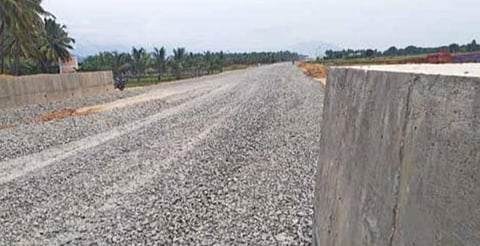 தேனி அல்லிநகரத்தில் ஜல்லி பரப்பும் பணி நிறைவடையும் நிலையில் உள்ள சாலை விரிவாக்க பணி
