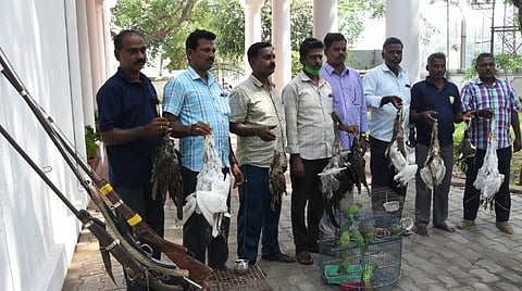பறவைகள் வேட்டை; தமிழக-புதுச்சேரி வனத்துறையினர் கூட்டாக ஆய்வு: பறிமுதல் செய்த இறைச்சியைப் பறித்து ஓடிய வேட்டையாளர்கள்