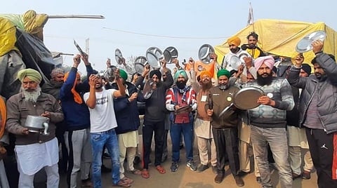 மனதின் குரல் நிகழ்ச்சியில் பிரதமர் மோடி பேசும் நேரத்தில் ‘எங்களது மனதின் குரலை கேட்க வேண்டும்’- டெல்லி எல்லையில் ஓசை எழுப்பி விவசாயிகள் போராட்டம்