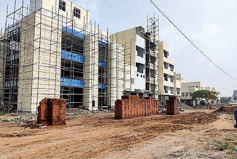 ஒலிமுகம்மது பேட்டையில் அமைக்கப்பட்டு வரும் பக்தர்கள் தங்கும் விடுதி.