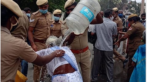 கோவை ஆட்சியர் அலுவலகம் முன்பு 4 மூதாட்டிகள் தீக்குளிக்க முயற்சி