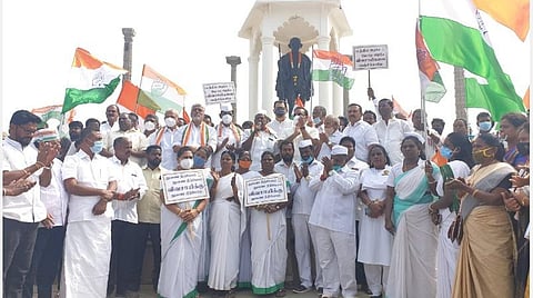 புதுச்சேரி கடற்கரையில் உள்ள காந்தி சிலை முன்பு முதல்வர் நாராயணசாமி பேசினார். அருகே அமைச்சர்கள், காங்கிரஸ் நிர்வாகிகள்.