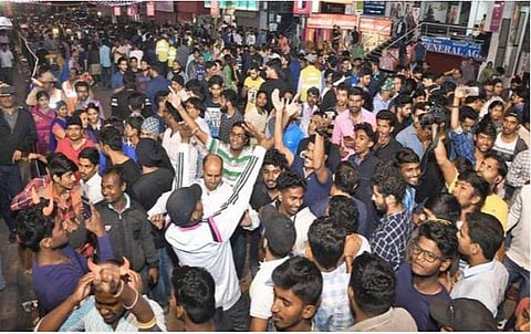 புத்தாண்டு கொண்டாட பொது இடங்களில் கூடினால் கைது: காவல் துறை எச்சரிக்கை