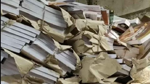 பழைய இரும்புக் கடையில் பாடப் புத்தகங்கள் விற்பனை: பள்ளிக்கல்வி ஊழியர் கைது