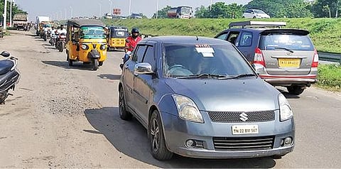 திருச்சி சென்னை தேசிய நெடுஞ்சாலையிலுள்ள சஞ்சீவி நகரிலிருந்து காவிரி பாலம் வரையிலான சர்வீஸ் சாலையில் இரு வழித்தடத்திலும் இயக்கப்படும் வாகனங்கள்.