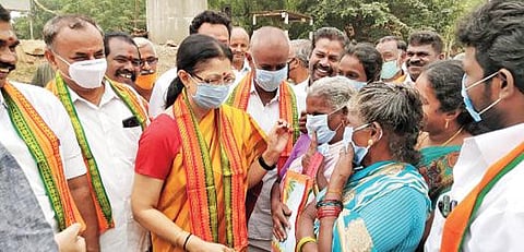 ராஜபாளையத்தில் பெண்களைச் சந்தித்து குறைகளைக் கேட்டறிந்தார் பாஜக மாநிலச் செயற்குழு உறுப்பினரும், ராஜபாளையம் சட்டமன்றத் தொகுதி பாஜக பொறுப்பாளருமான நடிகை கவுதமி.