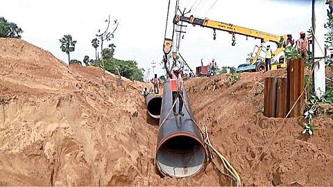 நெம்மேலி அருகே குடிநீர் ஆலையில் இருந்து சென்னைக்கு குடிநீர் கொண்டு செல்வதற்காக ஈசிஆர் சாலையோரம் ராட்சத குழாய்கள் புதைக்கும் பணி நடைபெற்று வருகிறது.
