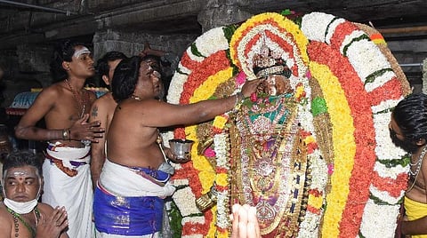 அண்ணாமலையார் கோயில் ஆயிரங்கால் மண்டபத்தில் நடராஜருக்கு தீப மை சாற்றும் சிவாச்சாரியார்.