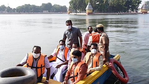 மீனாட்சியம்மன் கோயில் சார்பில் வண்டியூர் மாரியம்மன் கோயில் தெப்பக்குளத்தில் மீண்டும் படகுசவாரி தொடக்கம்: அதிகாரிகளுடன் படகுசவாரி செய்த அமைச்சர் செல்லூர் கே.ராஜூ