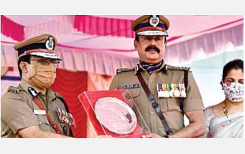 பணி ஓய்வு பெற்ற தீயணைப்பு துறை இயக்குநர் ஜாபர்சேட்க்கு, டிஜிபி ஜே.கே.திரிபாதி நினைவு பரிசு வழங்கினார்.