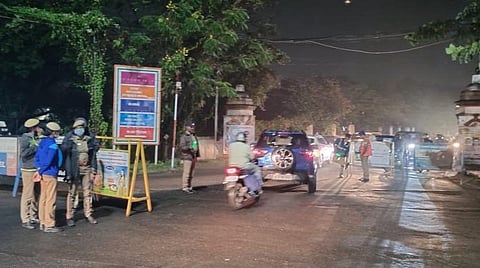 கோவை ரேஸ்கோர்ஸ் பிரிவு அருகே, நேற்று இரவு வாகனத் தணிக்கை மேற்கொள்ளும் போலீஸார்.