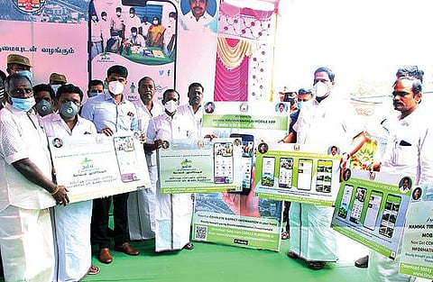 ஆரணியில் நேற்று நம்ம திருவண்ணாமலை என்ற கைபேசி செயலியை தொடங்கிவைத்த அமைச்சர் சேவூர் எஸ்.ராமச்சந்திரன். அருகில், ஆட்சியர் சந்தீப் நந்தூரி உள்ளிட்டோர்.