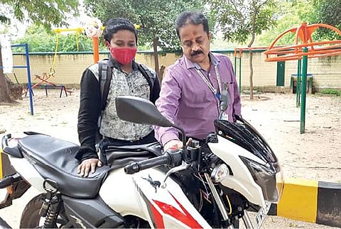 விரல் ரேகை பதிவு மூலம் இருசக்கர வாகனத்தை இயக்கும் பாதுகாப்பு கருவியை உருவாக்கியுள்ள சாகுபுரம் பள்ளி மாணவர் அபிஷேக் ராம் அதன் செயல்பாடுகளை விளக்கினார்.