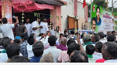 சிங்கம்புணரி அருகே முசுண்டம்பட்டியில் நடந்த மினி கிளினிக் திறப்பு விழாவில் அதிமுக, திமுகவினர் இடையே பிரச்சினை ஏற்பட்டது.