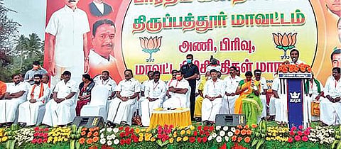 ஆம்பூரில் நடந்த பாஜகவின் அணி, பிரிவு பிரதிநிதிகள் மாநாட்டில் பங்கேற்ற அக்கட்சியின் மாநில தலைவர் எல்.முருகன் உள்ளிட்ட நிர்வாகிகள்.