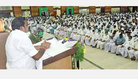 கீழக்கரையில் நடைபெற்ற மீனவர்களுடனான கலந்துரையாடல் நிகழ்ச்சியில் பேசினார் முதல்வர் பழனிசாமி. படம்:எல்.பாலச்சந்தர்