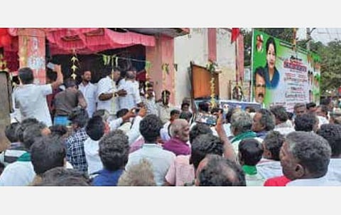 சிங்கம்புணரி அருகே முசுண்டம்பட்டியில் நடந்த மினி கிளினிக் திறப்பு விழாவில் அதிமுக, திமுகவினர் இடையே பிரச்சினை ஏற்பட்டது.