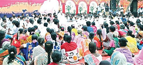 கலசப்பாக்கம் அடுத்த தென்மாதிமங்கலம் கிராமத்தில் திமுக சார்பில் நடைபெற்ற மக்கள் சபை கூட்டத்தில் பேசும் முன்னாள் அமைச்சர் எ.வ.வேலு.