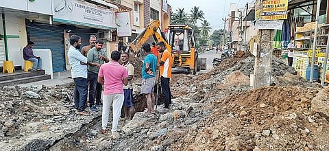 உள்ளகரம் - புழுதிவாக்கம் பகுதியில் பாதாள சாக்கடை திட்டத்தை வெற்றிகரமாக நிறைவேற்ற முடியாமல் அதிகாரிகள் திணறுகின்றனர். சாலைகள், தெருக்களில் ஆங்காங்கே திடீர் திடீரென பள்ளம் தோண்டப்பட்டு சரிவர மூடப்படுவதில்லை. என்.எஸ்.சி. போஸ் சாலையில் தோண்டப்பட்ட பகுதி. படங்கள்: எம்.முத்துகணேஷ்
