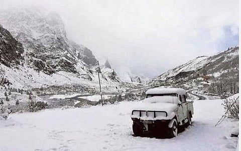 இமாச்சலில் கடும் பனிப்பொழிவு: அடல் குகைப் பாதை அருகே சிக்கிய 300 பயணிகள் மீட்பு