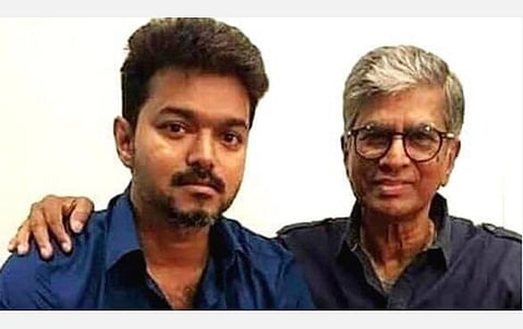 விஜய் மன்ற அதிருப்தி நிர்வாகிகளுடன் ஆலோசனை; 20 மாவட்ட பொறுப்பாளர்கள் நியமனம்: இயக்குநர் எஸ்.ஏ.சந்திரசேகர் மீண்டும் புதிய கட்சி- பொங்கல் பண்டிகையன்று முறைப்படி அறிவிப்பதாக தகவல்