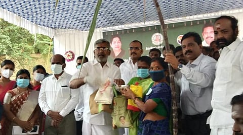 பொங்கல் பரிசுத் தொகுப்பை வழங்கிய அமைச்சர் வெல்லமண்டி நடராஜன்.