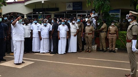 தூத்துக்குடி விமான நிலையத்துக்கு வெளியே காவல் துறையினரின் அணிவகுப்பு மரியாதையை ஏற்றுக் கொள்ளும் முதல்வர் கே.பழனிசாமி. படம்: என்.ராஜேஷ்