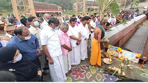 திருப்பத்தூர் கூட்டுறவுச் சர்க்கரை ஆலையில் நடப்பாண்டுக்கான கரும்பு அரவையை அமைச்சர்கள் கே.சி.வீரமணி, நிலோபர் கஃபீல் ஆகியோர் தொடங்கி வைத்தனர்.