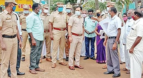 பாலமேட்டில் ஜல்லிக்கட்டு நடக்கும் இடத்தைப் பார்வையிட்டு ஆலோசனை நடத்தினார் எஸ்.பி. சுஜித்குமார்.