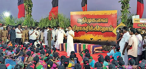 கடலூர் அருகே பாதிரிக்குப்பம் ஊராட்சியில் திமுக சார்பில் நடைபெற்ற மக்கள் கிராம சபை கூட்டத்தில் திமுக தலைவர் மு.க.ஸ்டாலின் பேசினார். அருகில் கிழக்கு மாவட்ட செயலாளர் எம்ஆர்கே.பன்னீர்செல்வம் உள்ளிட்ட கட்சி நிர்வாகிகள் உள்ளனர்.